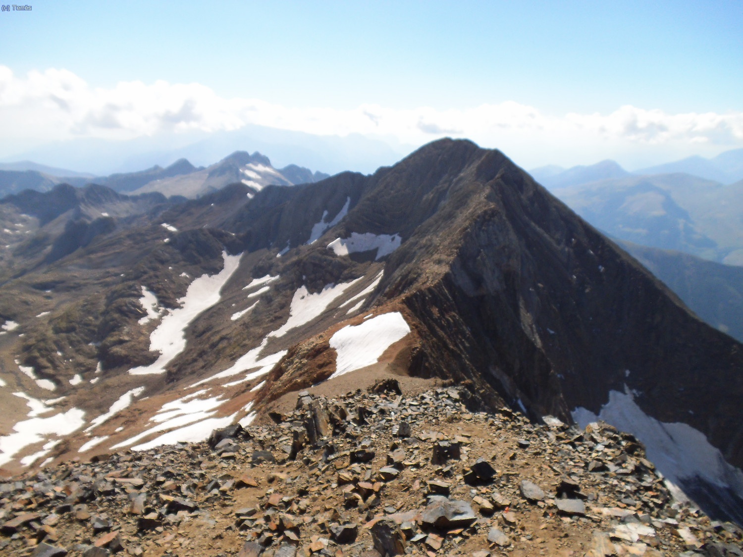 Atr&aacute;s queda toda la cresta, coronada por Las Espadas