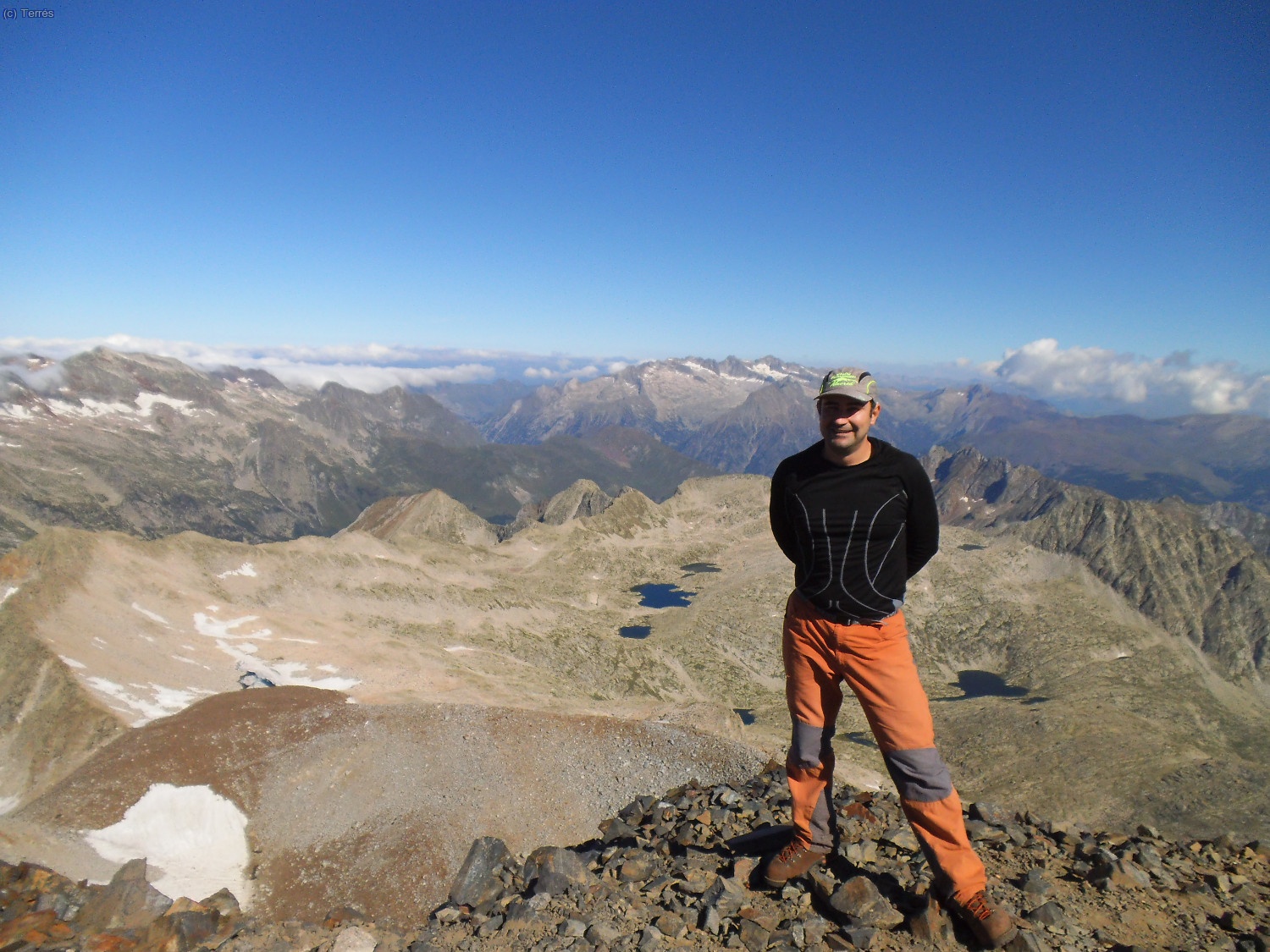 Cima del Posets, abajo la Vall dels Ibons