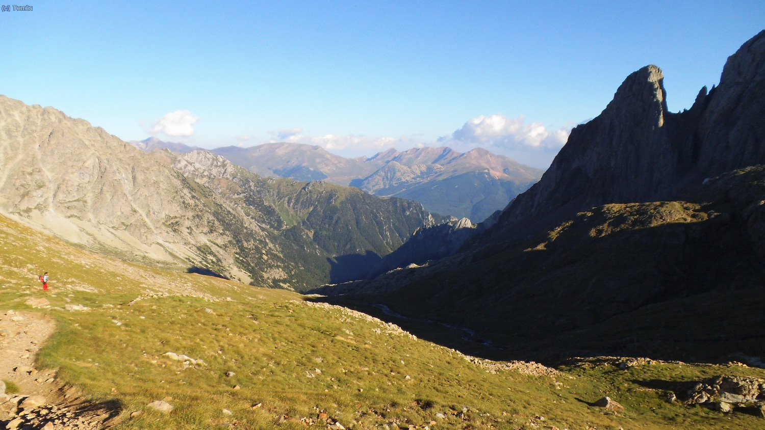 Bajando al Refugio &Aacute;ngel Or&uacute;s, el Forcau Bajo a la derecha