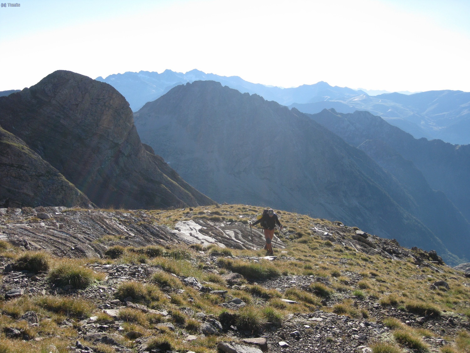 Joaqu&iacute;n por la loma hac&iacute;a el Diente Royo (Foto: Francesc)