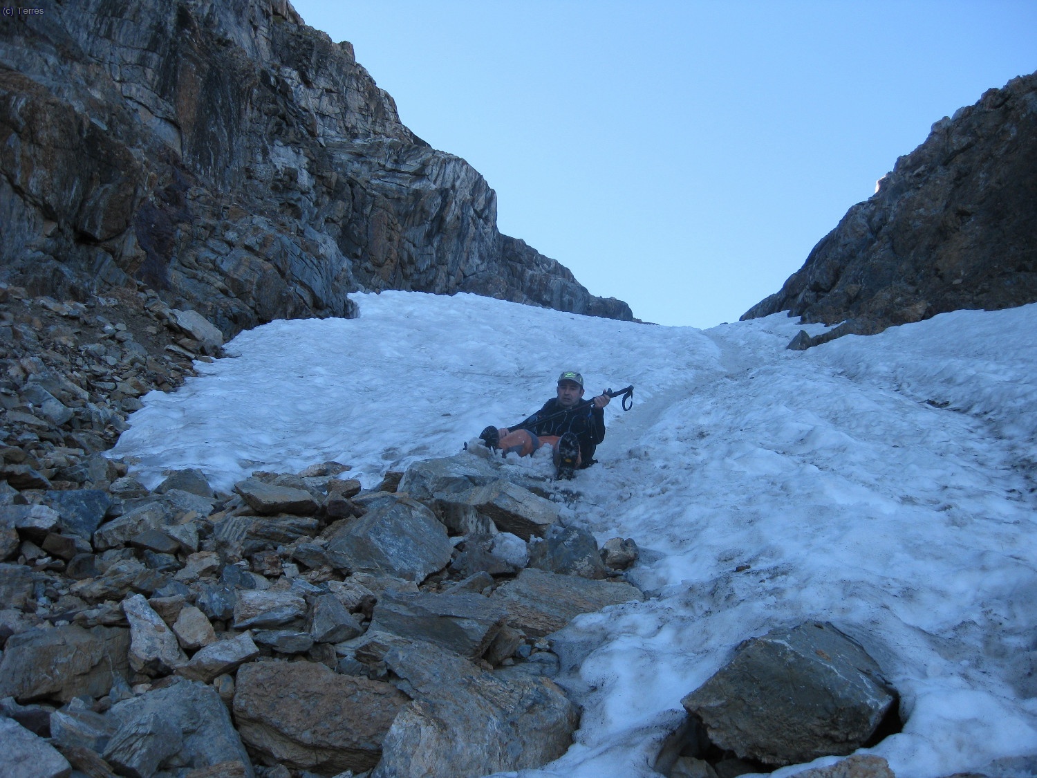 Desliz&aacute;ndome por los neveros de La Canal Fonda (Foto: Francesc)