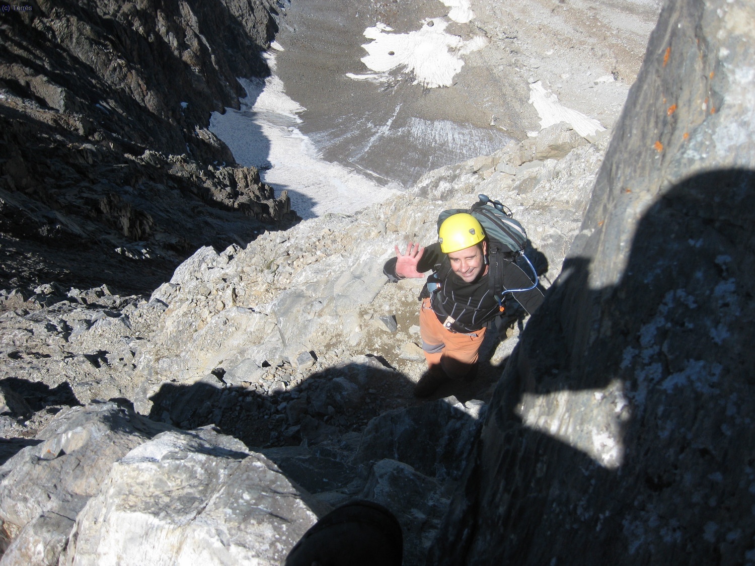Joaqu&iacute;n a punto de escalar y subir por el paso de II&ordm;+, abajo la ca&iacute;da al Galciar de Llardana (Foto: Francesc)