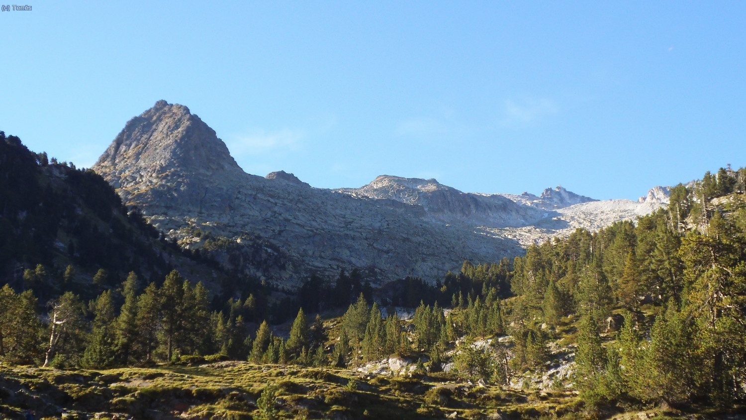 Atr&aacute;s queda el Pico de La Renclusa, Cresta de los Portillones y La Maladeta desde Plan d