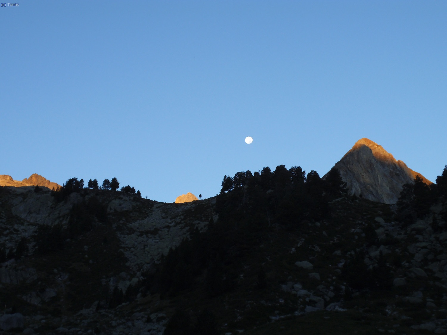 La luna llena sobre los Picos de Paderna