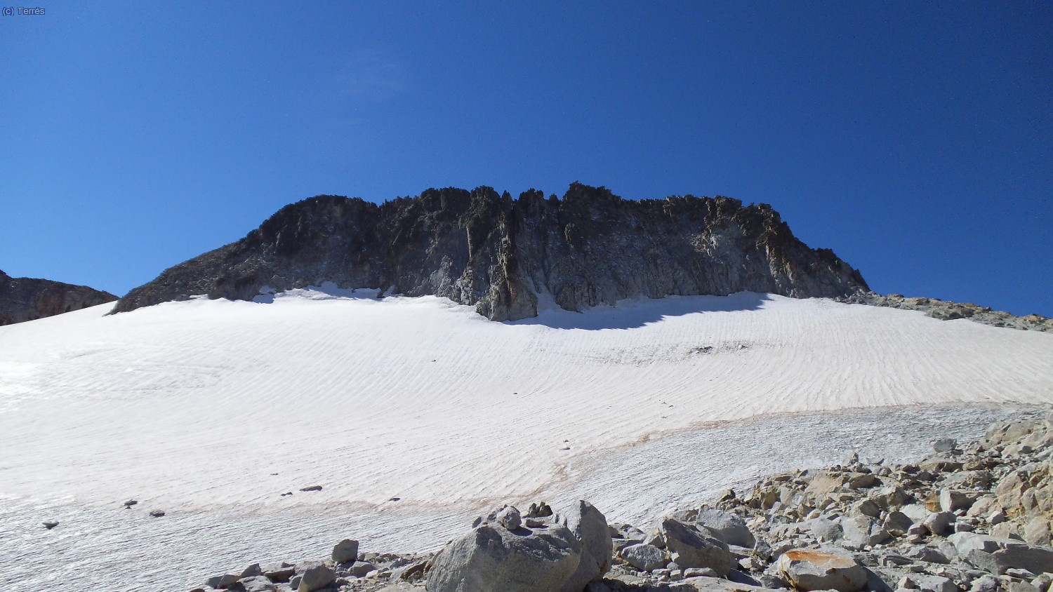 La Cresta de "Enmedio" con el Pico Maldito a la derecha, Pico de Enmedio a la izquierda y Punta d