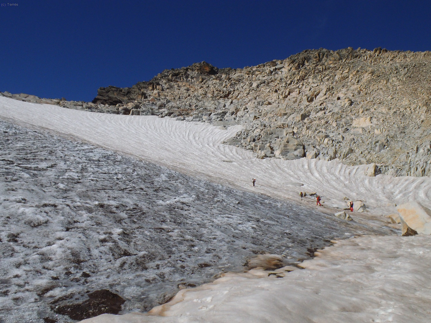 Bajamos al Glaciar del Aneto, arriba las inemdiaciones del Pico Abad&iacute;as y la subida por este lado de La Maladeta