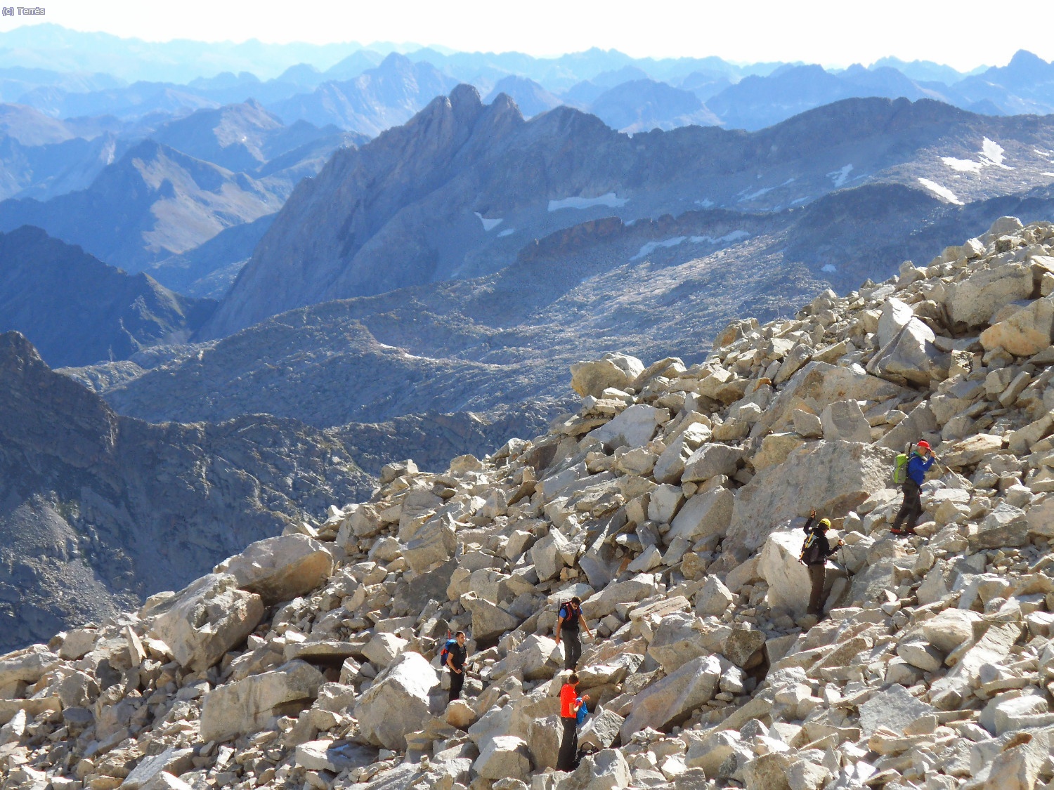 Monta&ntilde;eros que suben hac&iacute;a el Glaciar del Aneto. Detr&aacute;s las Forcanadas