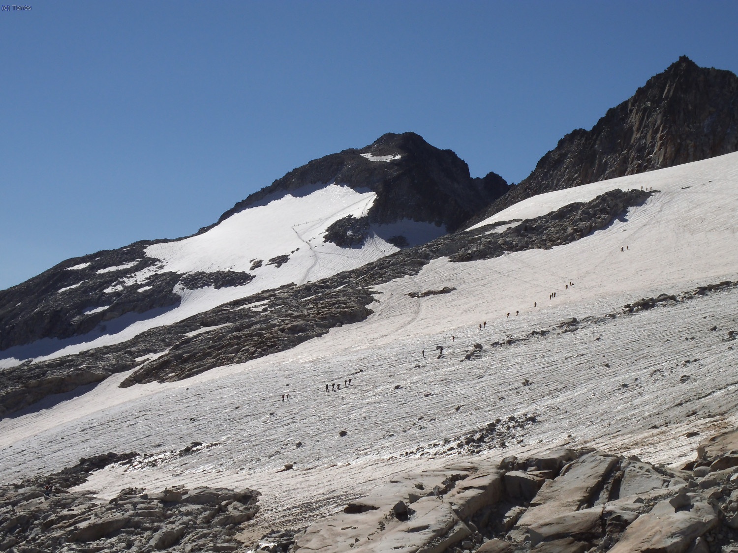 Glaciar del Aneto donde se aprecia la hilera de monta&ntilde;eros, el Aneto y el Pico Coronas (derecha)