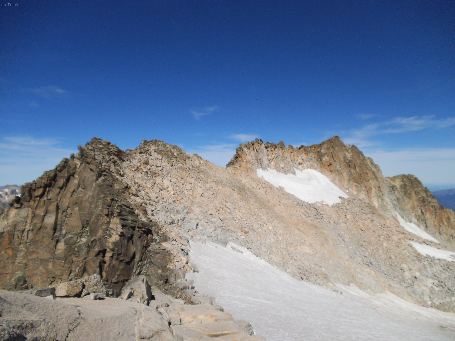 A la izquierda el Pico Abad&iacute;as y a la derecha La Maladeta