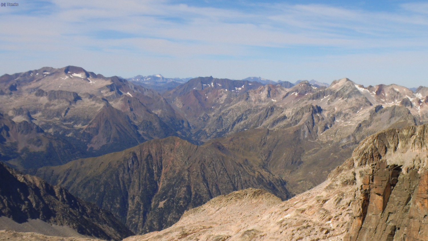 Al fondo izquierda el macizo del Posets, a la derecha el macizo del Perdiguero, en medio el Valle de Est&oacute;s