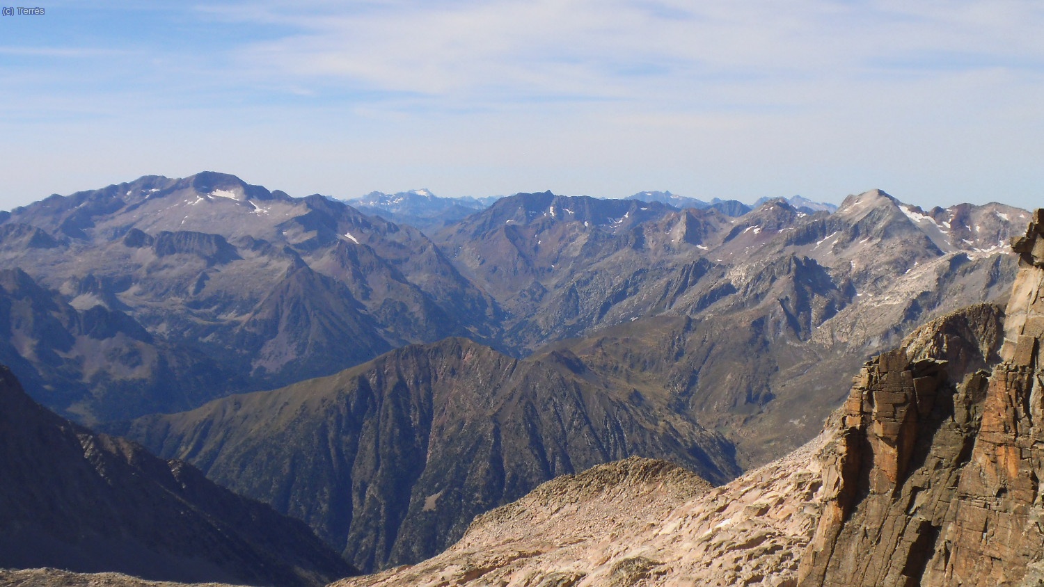 Al fondo izquierda el macizo del Posets, a la derecha el macizo del Perdiguero, en medio el Valle de Est&oacute;s