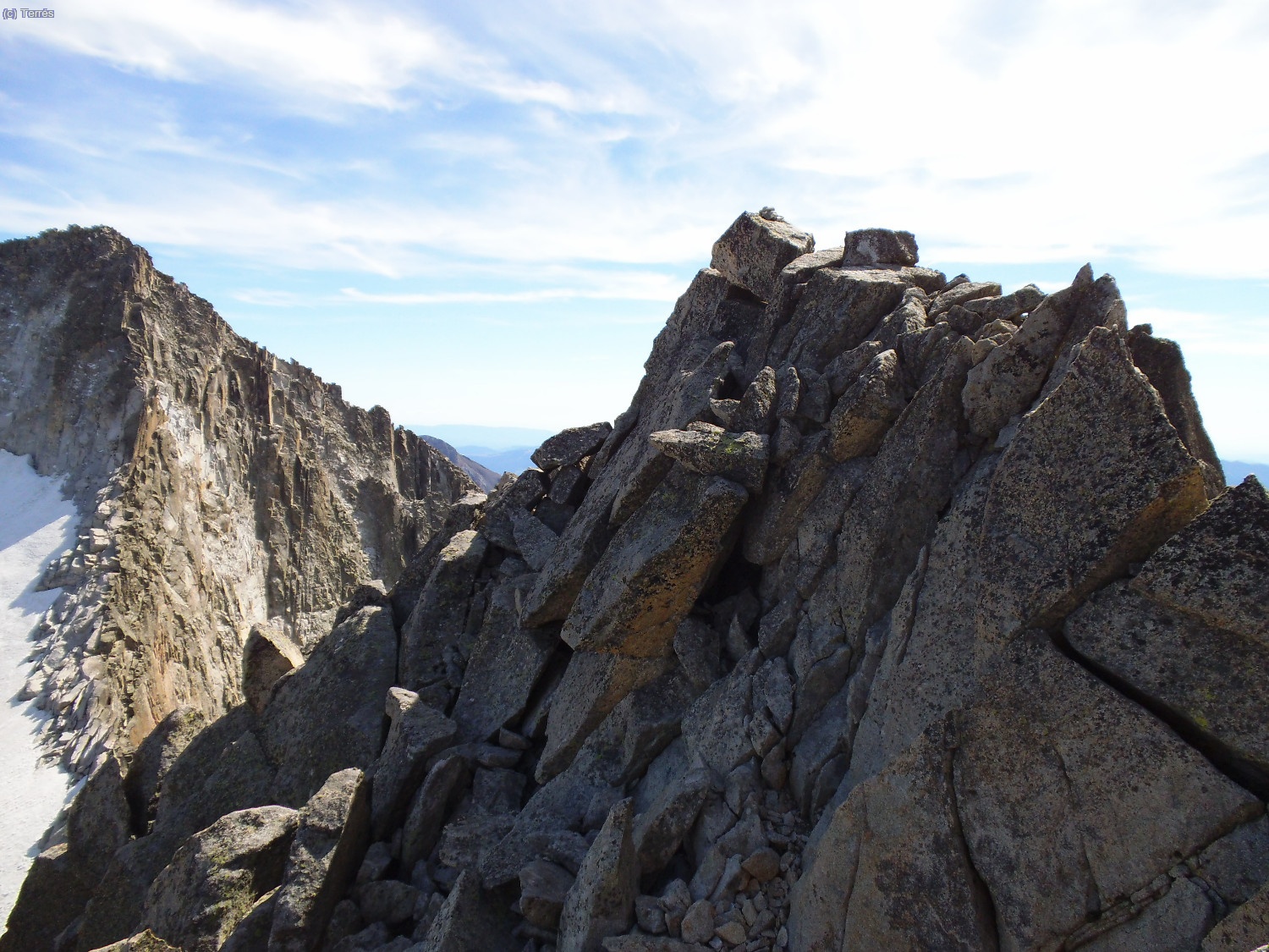 Cima del Pico Abad&iacute;as (3.279 mts.). A la izquierda el Pico Maldito