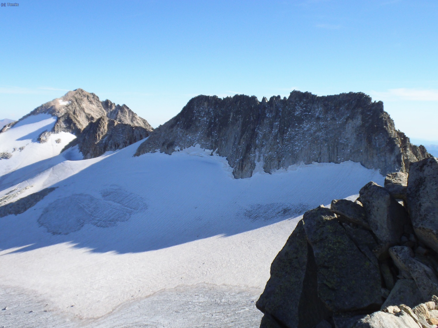 Desde La Maladeta, el Aneto a la izquierda, la Cresta de Enmedio (Maldito, AStorg, Enmedio) y glaciar del Aneto