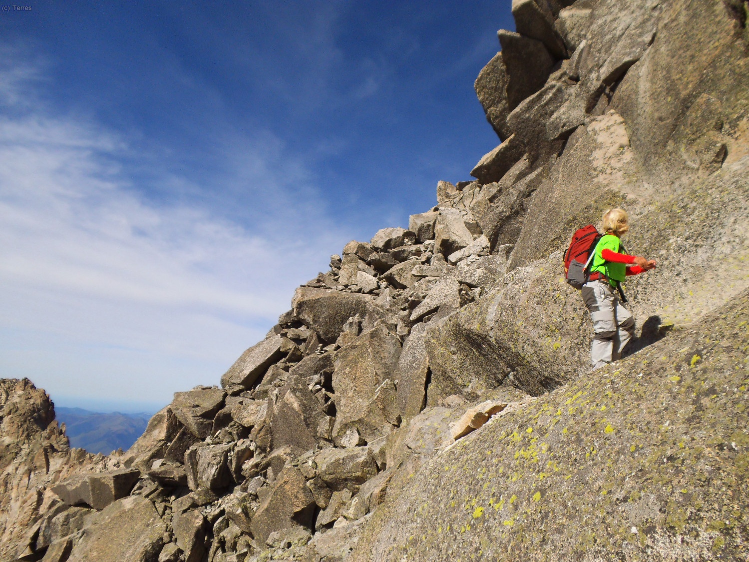 M. Angels siguiendo los dif&iacute;ciles hitos en la pared suroeste de La Maladeta