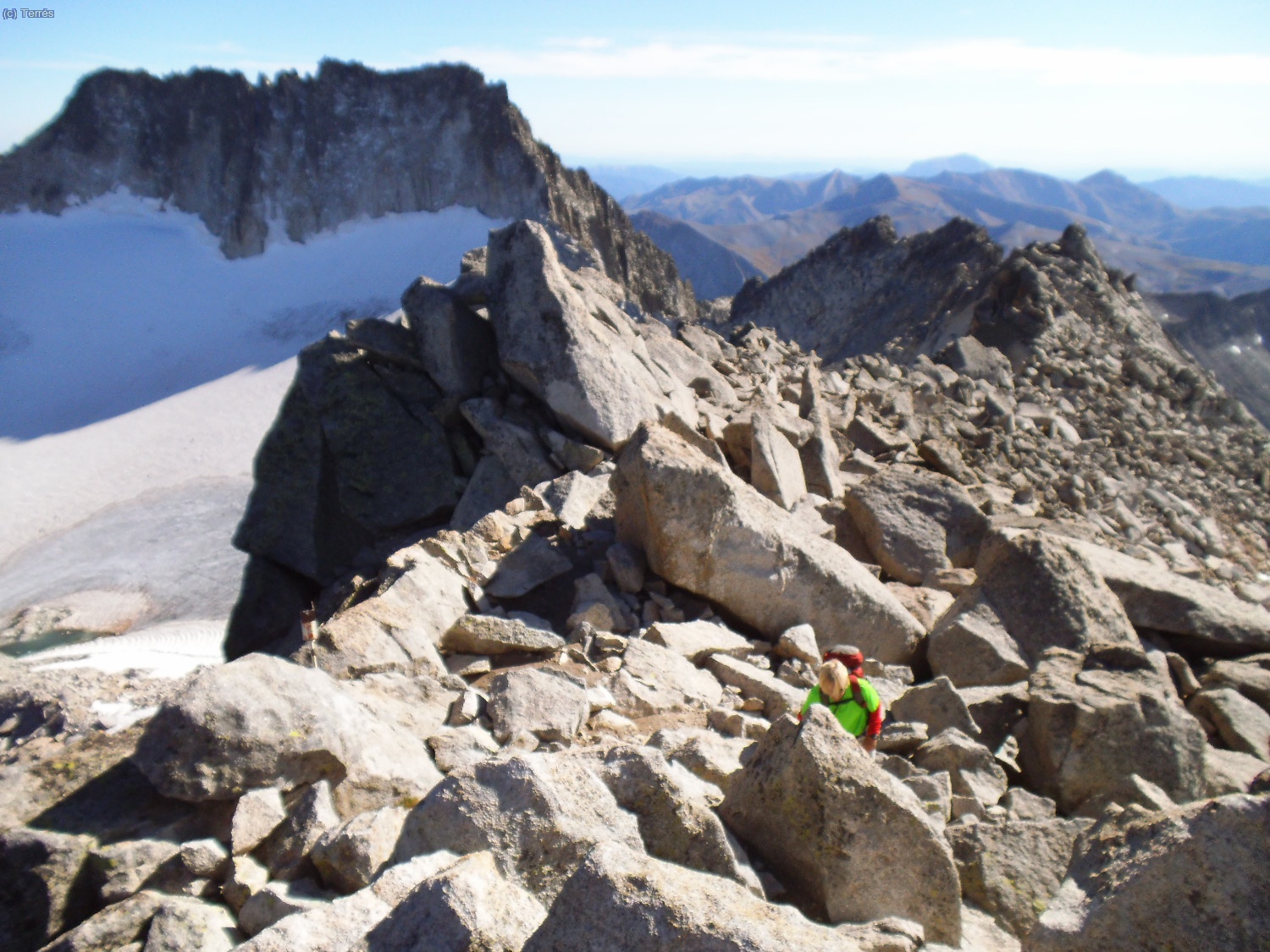 M. Angels llegando a la cima de La Maladeta. Detr&aacute;s izquierda, la Cresta de Enmedio (Maldito, AStorg, Enmedio)
