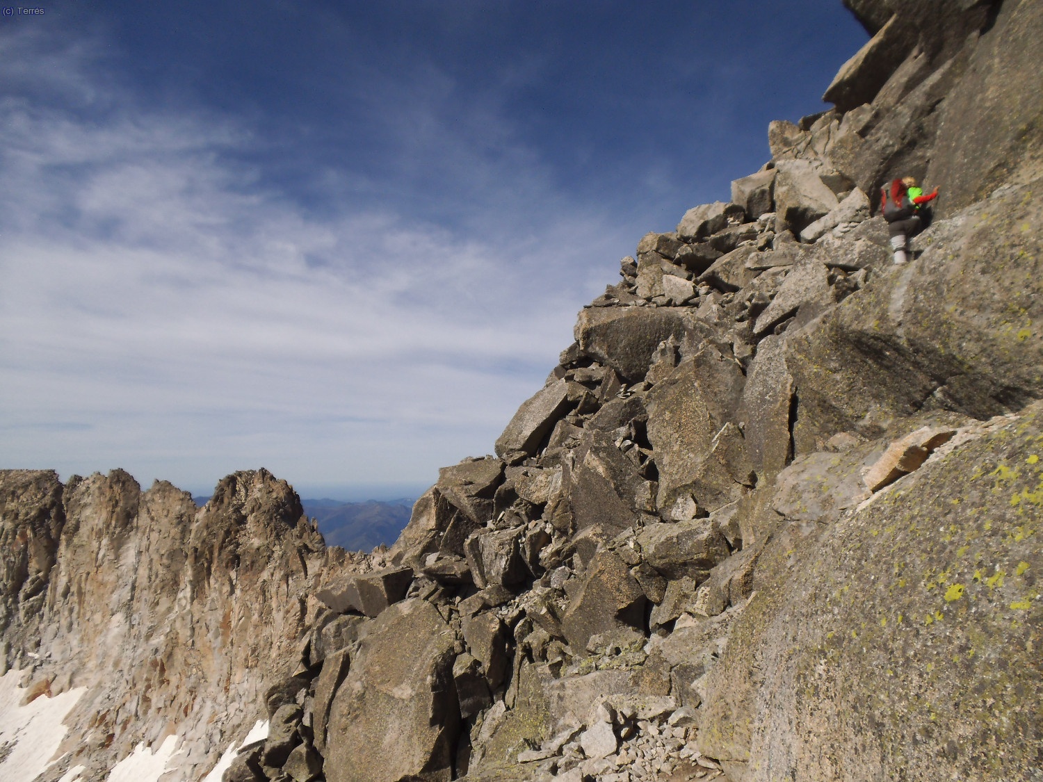 Siguiendo los dif&iacute;ciles hitos en la pared suroeste de La Maladeta. A la izquierda algunos de los Picos Occidentales de La Maladeta