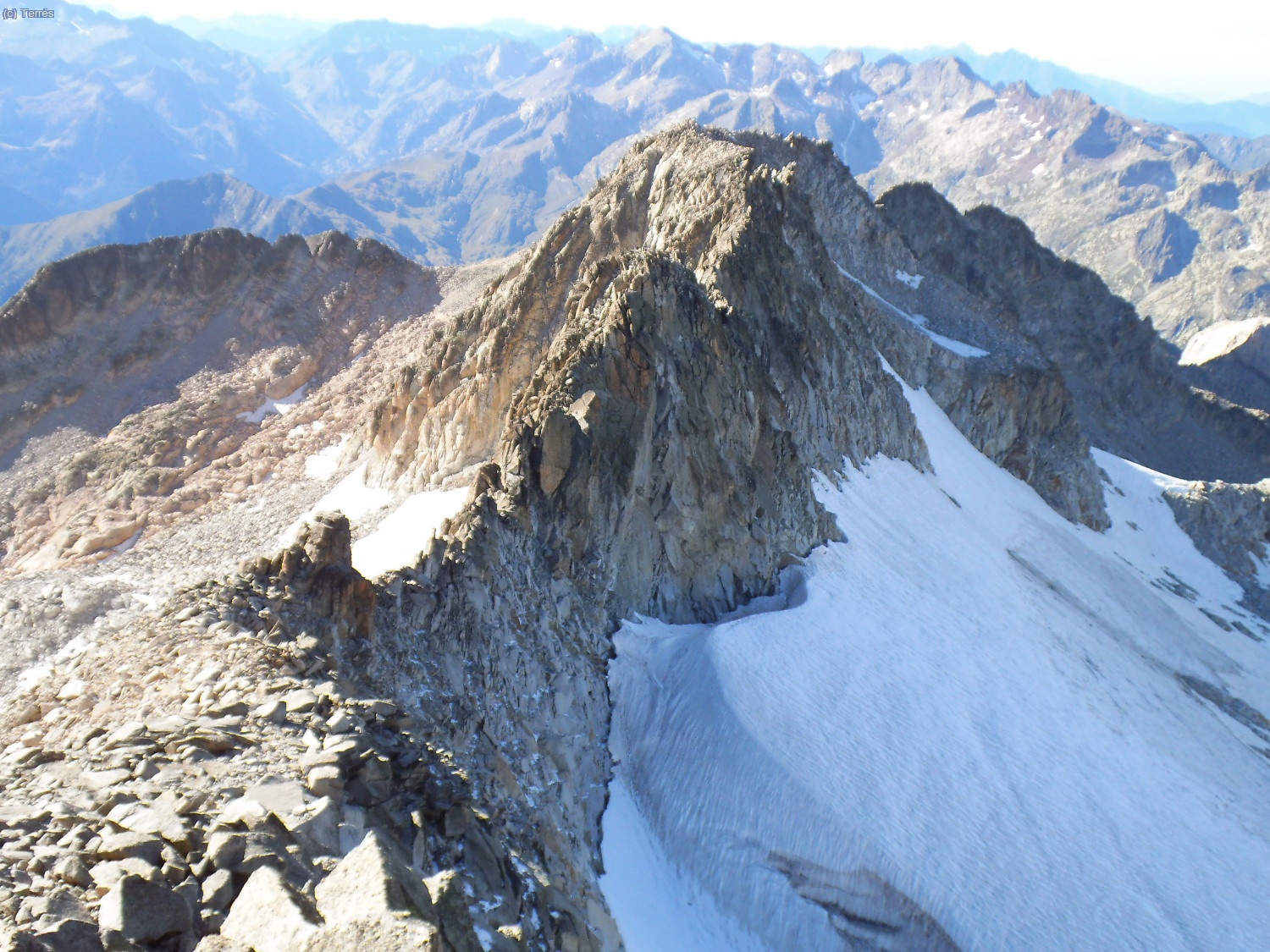 Desde la cima de La Maladeta, vistas hac&iacute;a a la cresta hac&iacute;a los Picos Ocidentales de La Maladeta, Glaciar de La Maladeta y Collado de La Rimaya