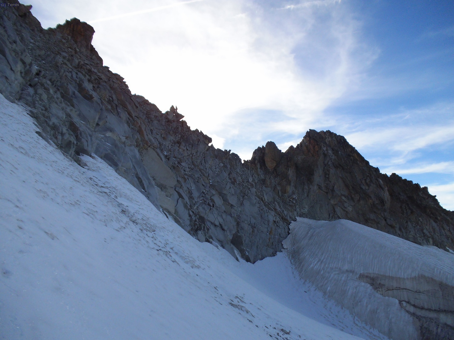 Arriba queda el Collado de La Rimaya (izquierda) y cresta hac&iacute;a los picos Occidentales de La Maladeta