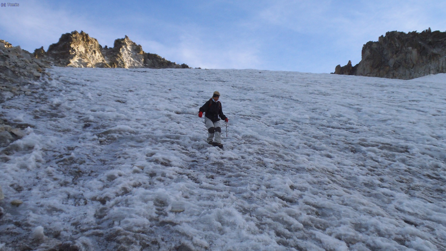 M. Angels acabando el Glaciar de La Maladeta, arriba izquierda la punta de La Maladeta