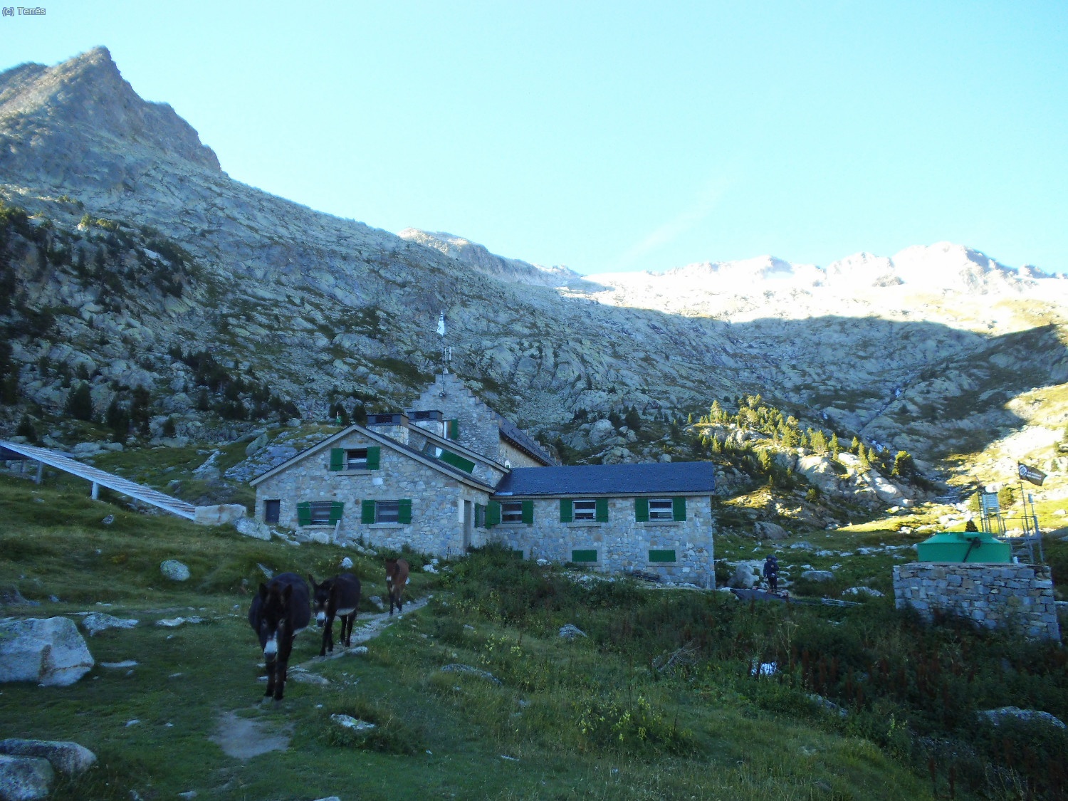 La Renclusa bajo el Pico de La Renclusa y arriba La Maladeta