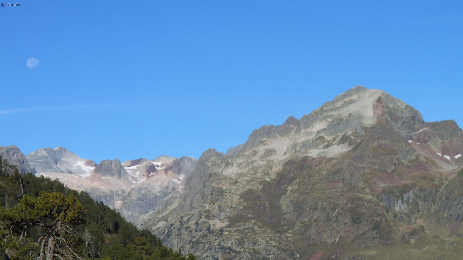 La luna menguante sobre los picos del macizo del Perdiguero 