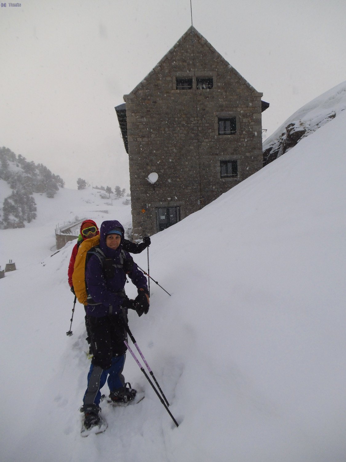 Saliendo del Refugio de La Restanca, delante Flora