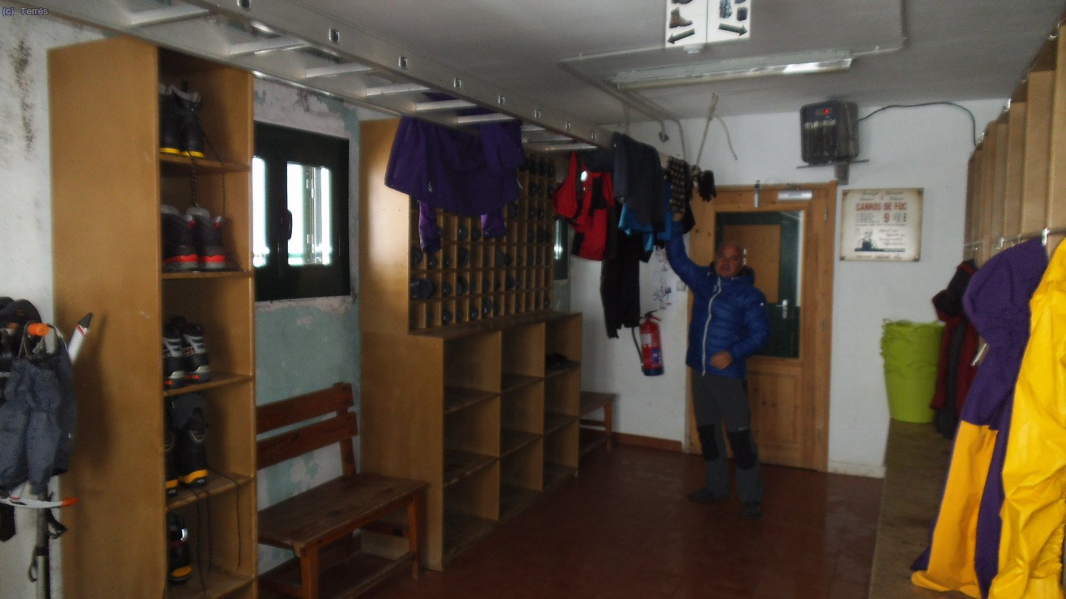 Josep en el interior del Refugio de La Restanca