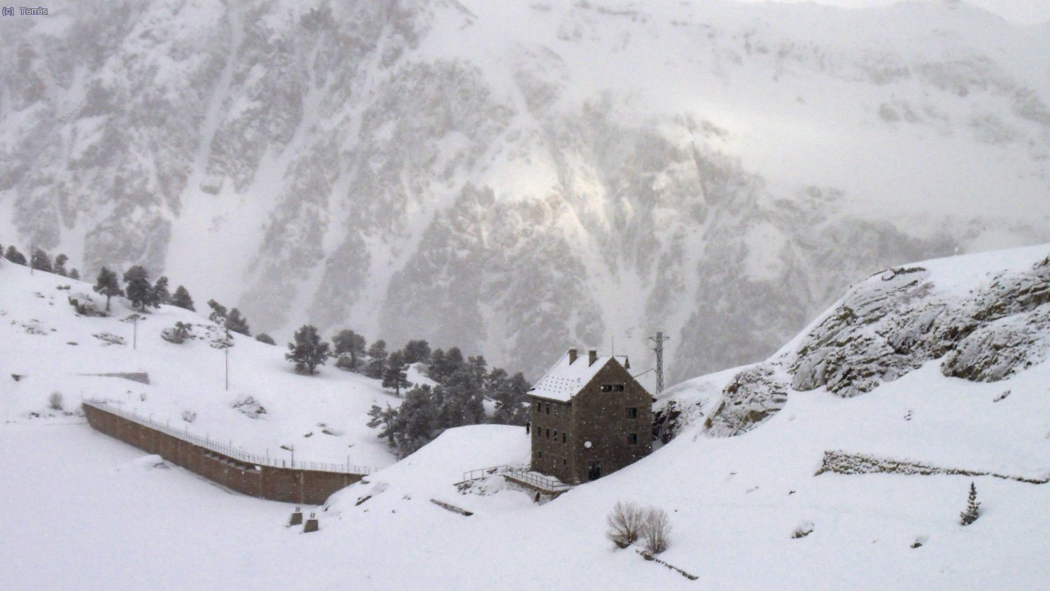 Atr&aacute;s queda el Refugio de La Restanca