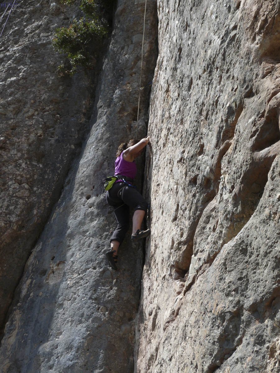 Sussanna a Polvet gal&agrave;ctic. Una de les vies m&eacute;s maques del sector. 6b/6b+