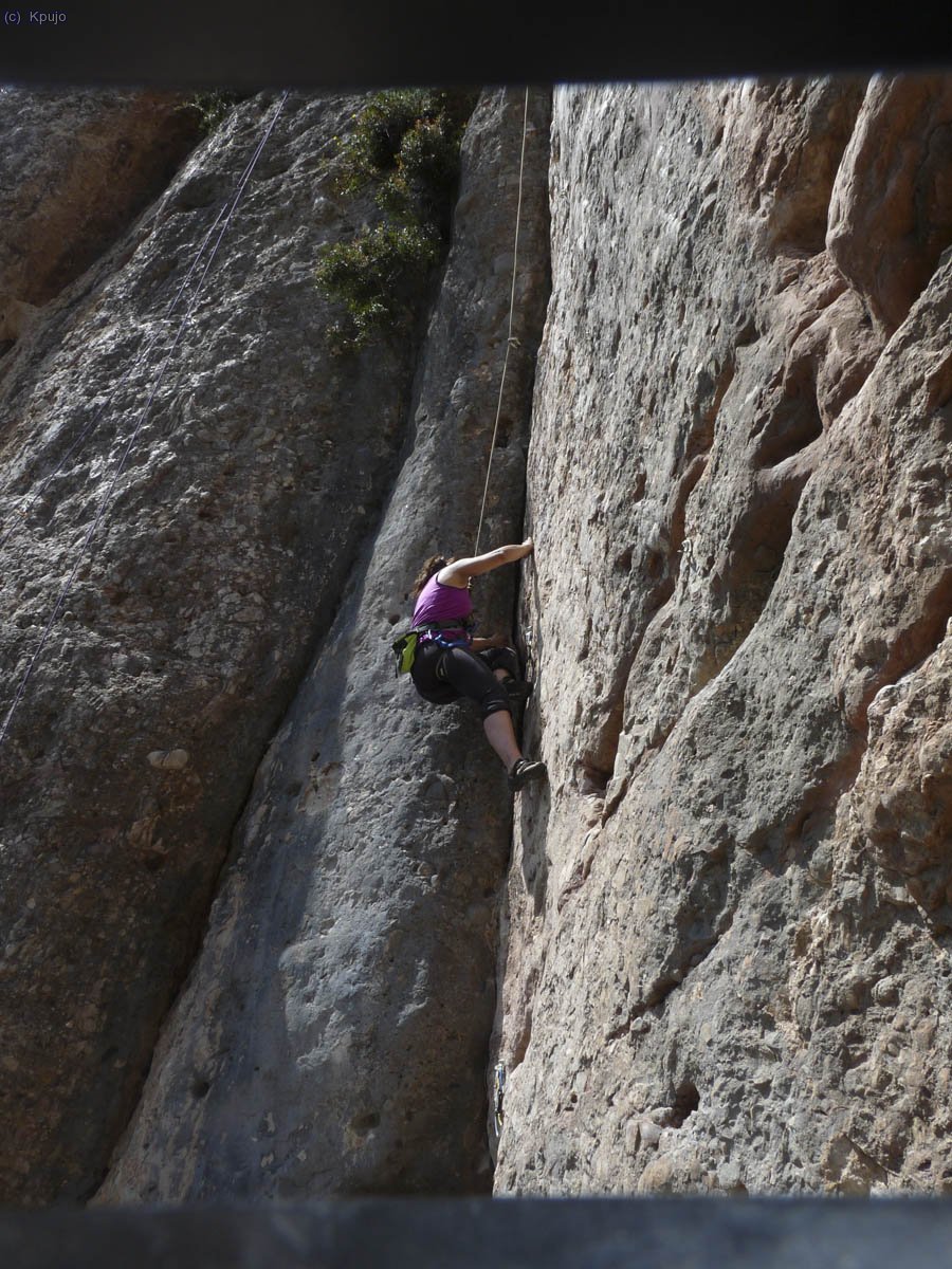 Sussanna a Polvet gal&agrave;ctic. Una de les vies m&eacute;s maques del sector. 6b/6b+