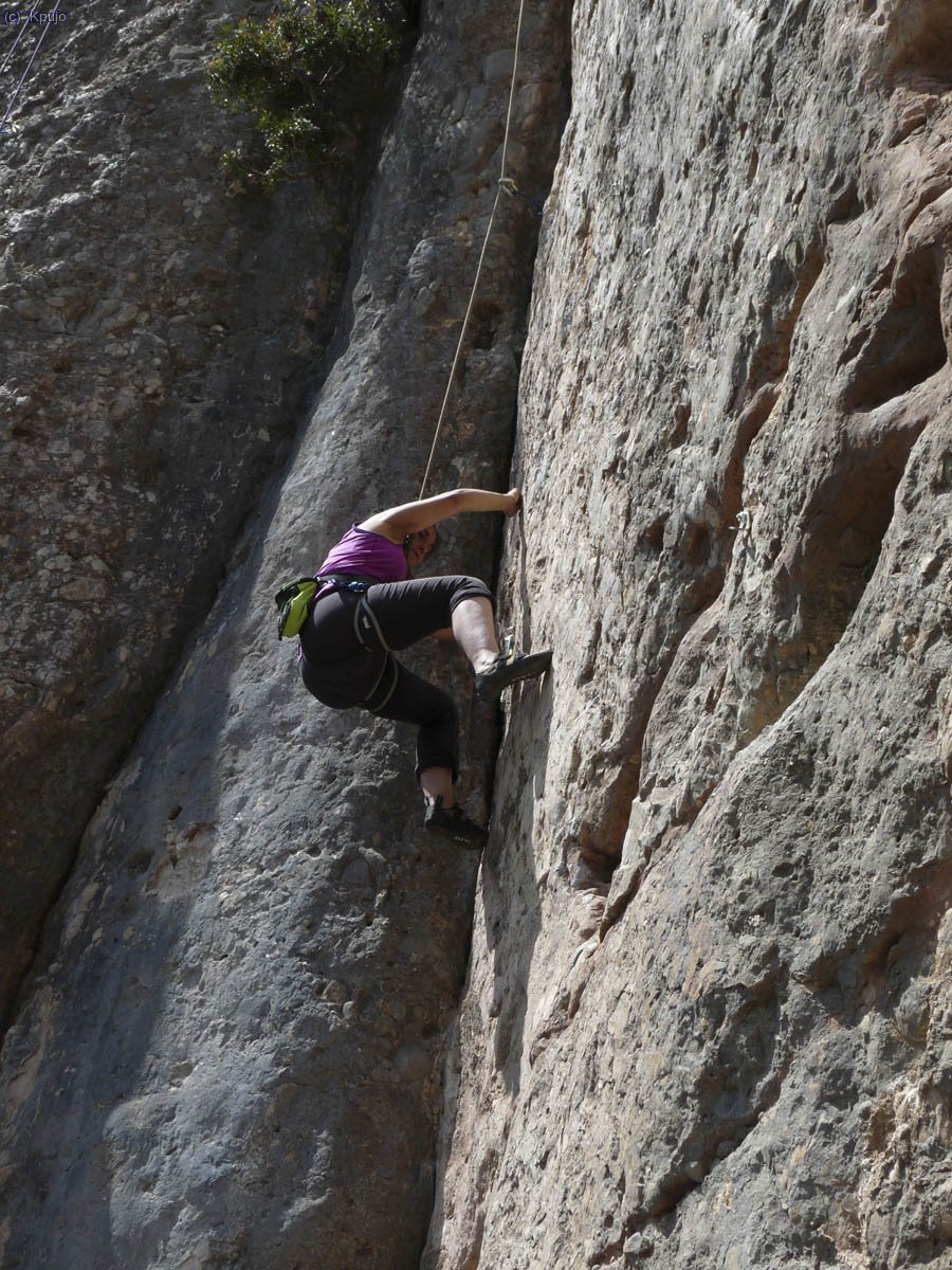 Sussanna a Polvet gal&agrave;ctic. Una de les vies m&eacute;s maques del sector. 6b/6b+