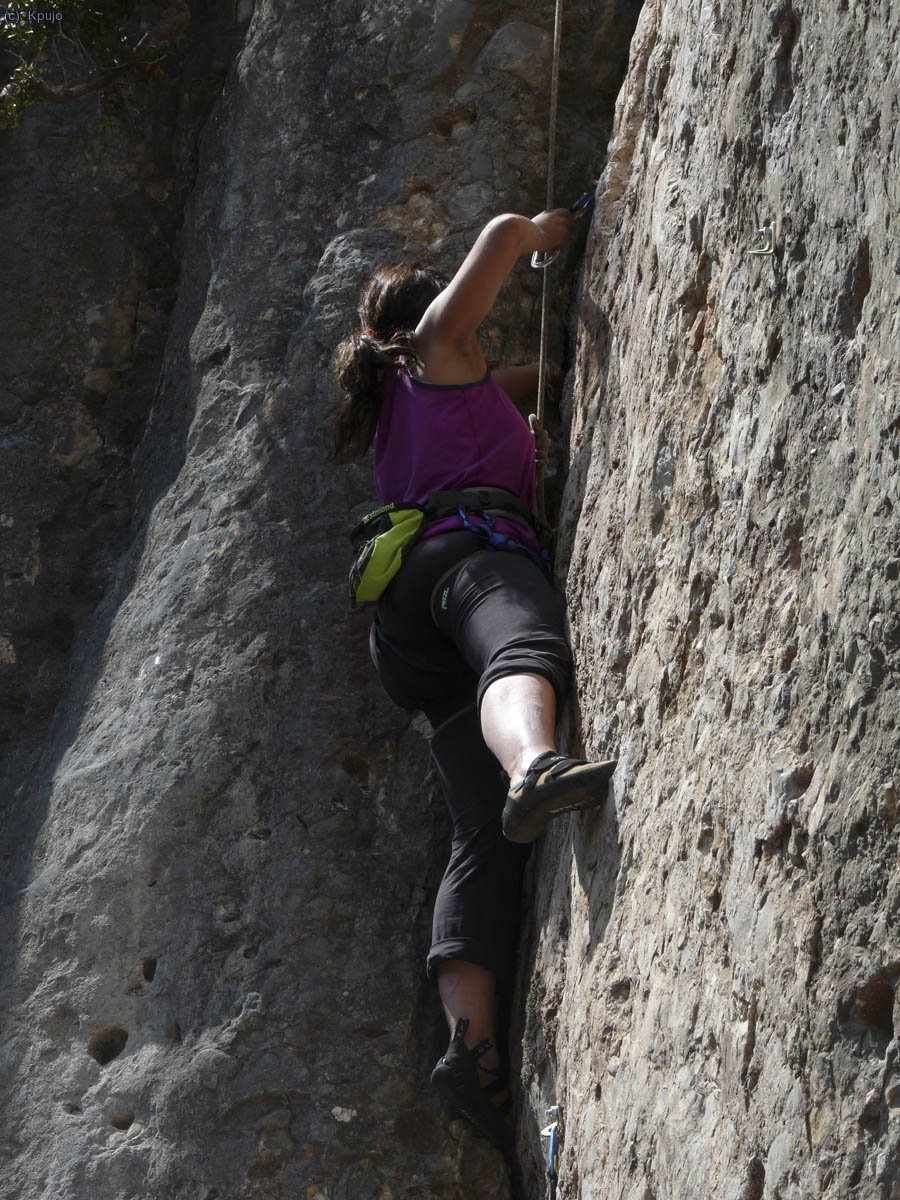 Sussanna a Polvet gal&agrave;ctic. Una de les vies m&eacute;s maques del sector. 6b/6b+