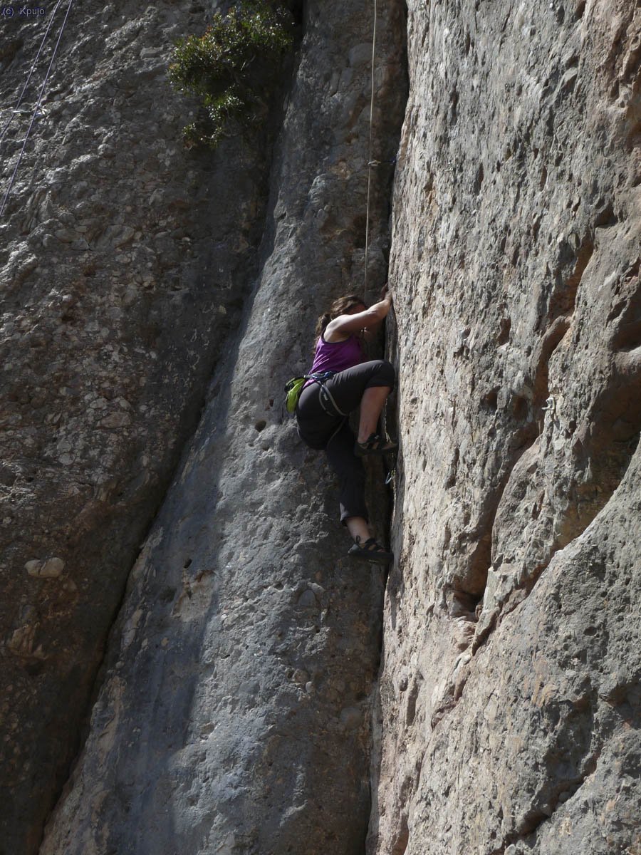 Sussanna a Polvet gal&agrave;ctic. Una de les vies m&eacute;s maques del sector. 6b/6b+