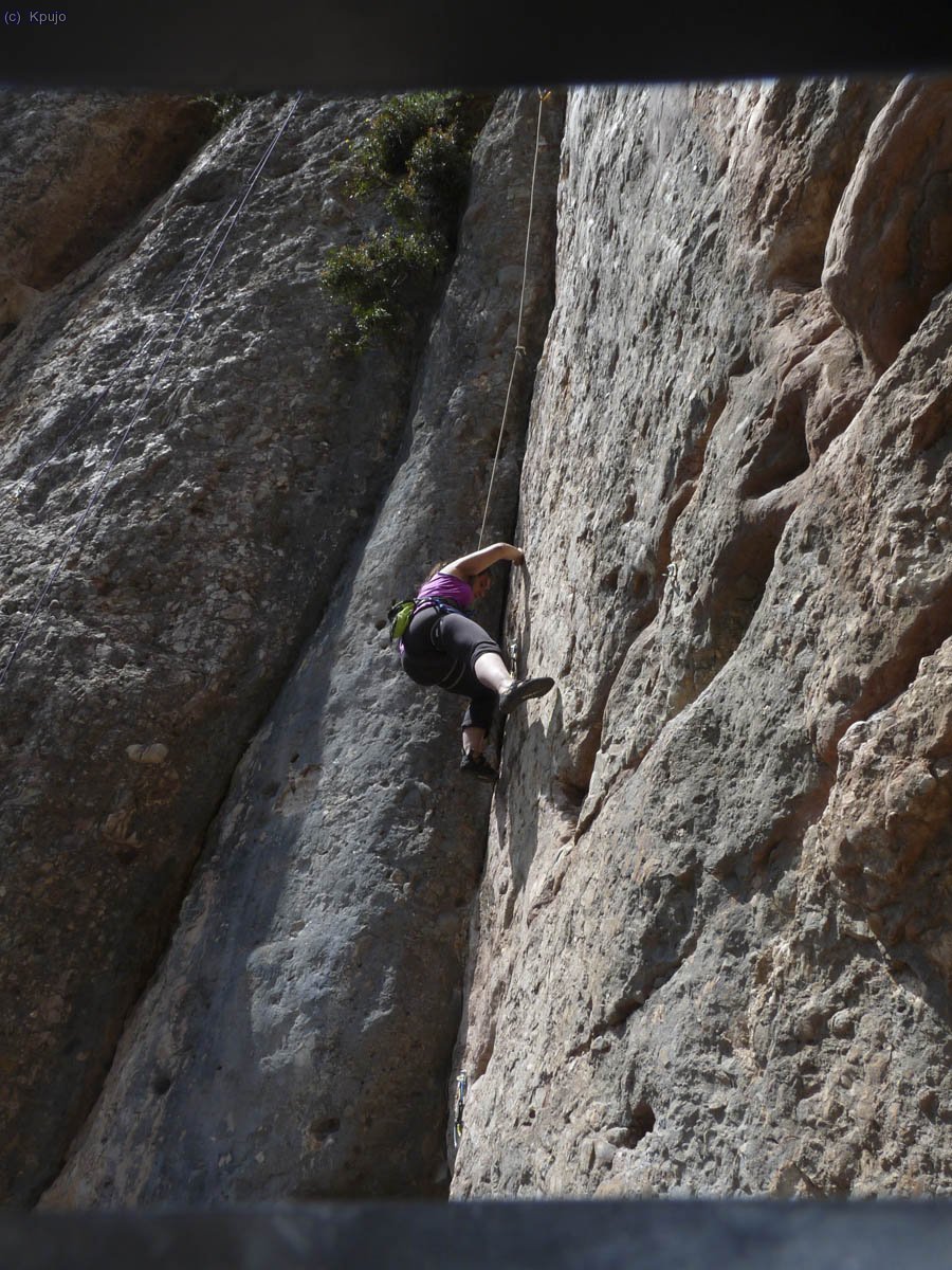 Sussanna a Polvet gal&agrave;ctic. Una de les vies m&eacute;s maques del sector. 6b/6b+