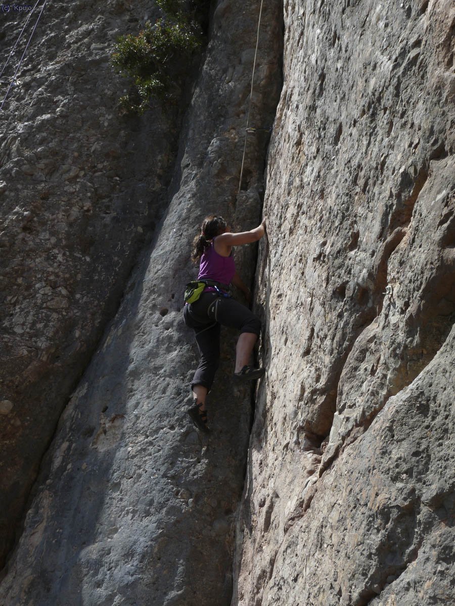 Sussanna a Polvet gal&agrave;ctic. Una de les vies m&eacute;s maques del sector. 6b/6b+