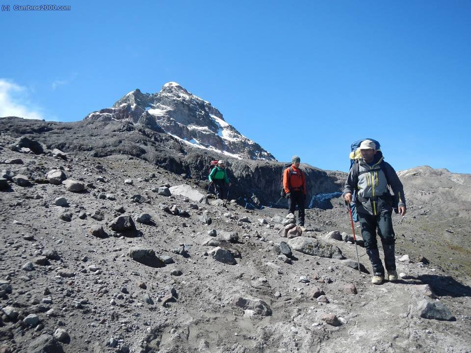 Ecuador: Descenso con el Iliniza Sur de fondo