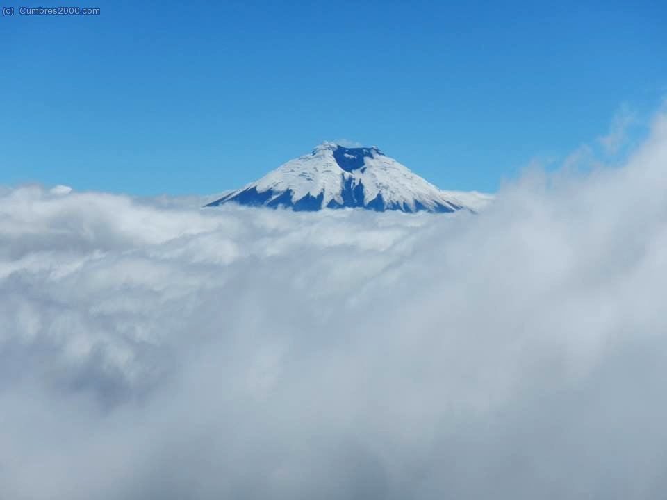 Ecuador: El Cotopaxi aparece entre las nubes